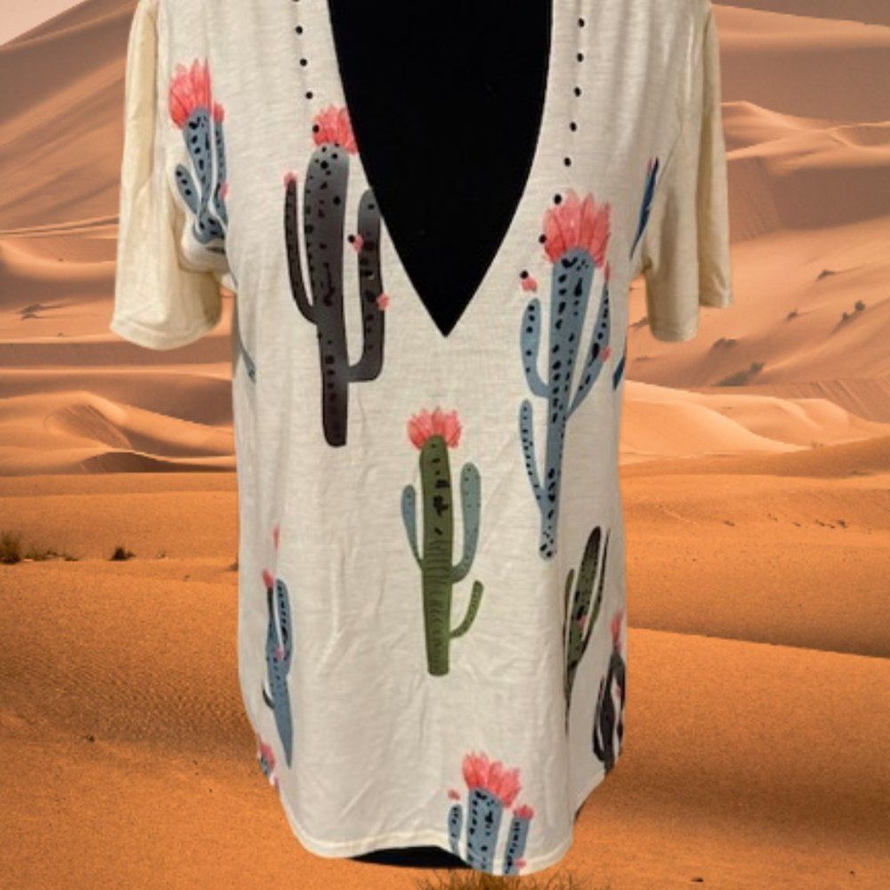 Cream Top with Cactus  4046  Large   NWT Boutique
